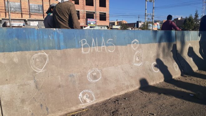 Impacts de balles sur un mur à Senkata © Tejido Cultura Viva Comunitaria Bolivia Impacts de balles sur un mur à Senkata © Tejido Cultura Viva Comunitaria Bolivia