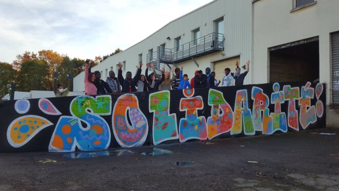 Initiation du collectif Roazhon Colors réalisée au squat des Veyettes avec les jeunes mineurs non accompagnés et lycéens de l'association D'Ici ou D'Ailleurs - DIDA - Rennes (association locale de soutien aux personnes exilées à Rennes) et le Collectif Action Logement 14\09. © Roazhon Colors Initiation du collectif Roazhon Colors réalisée au squat des Veyettes avec les jeunes mineurs non accompagnés et lycéens de l'association D'Ici ou D'Ailleurs - DIDA - Rennes (association locale de soutien aux personnes exilées à Rennes) et le Collectif Action Logement 14\09. © Roazhon Colors