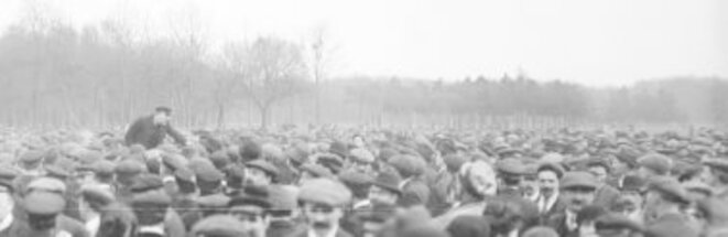 Cheminots en grève réunis au bois de Vincennes le 25 février 1920. Un syndicaliste, Chavereau, harangue la foule. Détail d'une photographie de presse de l'Agence Rol, Paris, 1920. Source: www.gallica.bnf.fr Cheminots en grève réunis au bois de Vincennes le 25 février 1920. Un syndicaliste, Chavereau, harangue la foule. Détail d'une photographie de presse de l'Agence Rol, Paris, 1920. Source: www.gallica.bnf.fr