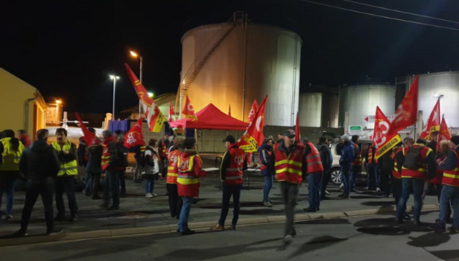 La CGT et les Gilets Jaunes bloquent le dépôt d'essence de Cusset le 19 décembre tôt le matin La CGT et les Gilets Jaunes bloquent le dépôt d'essence de Cusset le 19 décembre tôt le matin