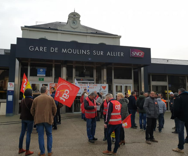Le 18 décembre, des militants CGT étaient rassemblés devant la gare de Moulins en soutien avec les cheminots Le 18 décembre, des militants CGT étaient rassemblés devant la gare de Moulins en soutien avec les cheminots