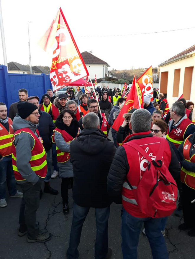 Les manifestants font le point autour du secrétaire départemental de la CGT, Laurent Indrusiak Les manifestants font le point autour du secrétaire départemental de la CGT, Laurent Indrusiak