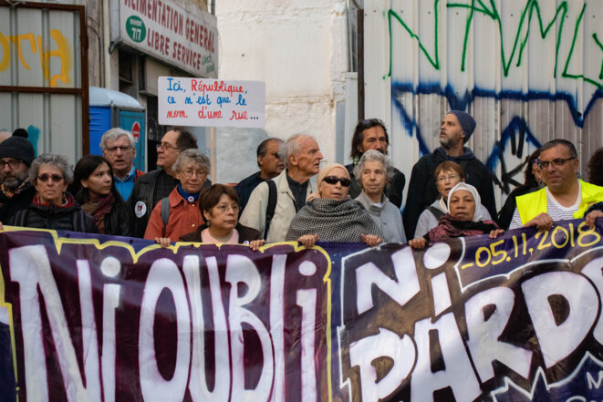 Les familles de victimes, en tête de cortège avec une banderole "ni oubli, ni pardon". © Justin Carrette Les familles de victimes, en tête de cortège avec une banderole "ni oubli, ni pardon". © Justin Carrette