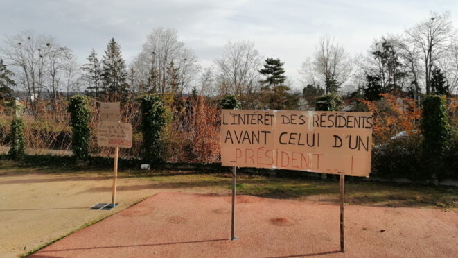 Des pancartes sur le trajet menant à la salle de réunion du CA Des pancartes sur le trajet menant à la salle de réunion du CA