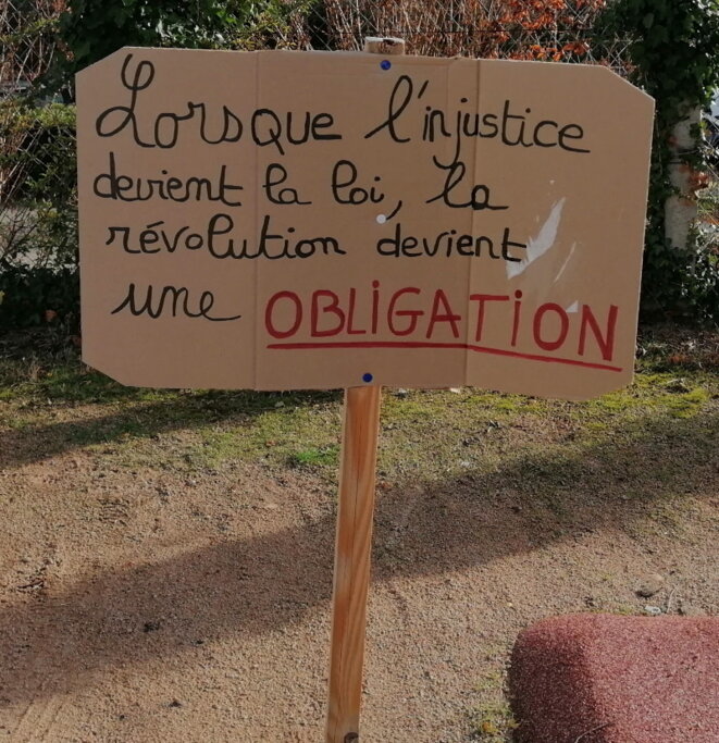 Des slogans qui rappellent ceux vus dans les défilés contre la réforme des retraites Des slogans qui rappellent ceux vus dans les défilés contre la réforme des retraites
