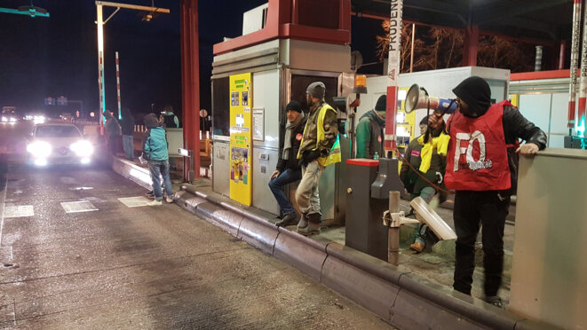 Opération péage gratuit conjointe le 12 décembre entre l'intersyndicale et les gilets jaunes à Besançon. © Guillaume Clerc