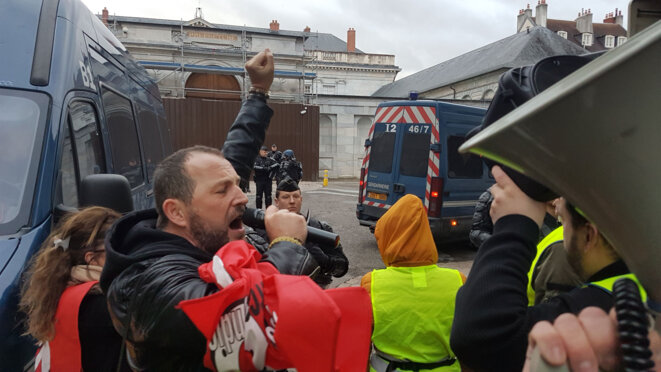 Frédéric Vuillaume, l'un des chefs de file des gilets jaunes bisontins, porte samedi 14 décembre sa chasuble FO, le syndicat dont il est membre, dans la manifestation des gilets jaunes qui a débuté après le rassemblement appelé par l'intersyndicale. © Guillaume Clerc