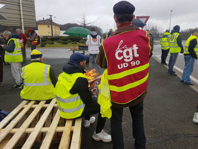 Sur le rond-point d'Andelnans vers Belfort, les gilets jaunes ont invité les syndicats le 7 décembre, après avoir lancé un appel à « la convergence des luttes ». © Guillaume Clerc Sur le rond-point d'Andelnans vers Belfort, les gilets jaunes ont invité les syndicats le 7 décembre, après avoir lancé un appel à « la convergence des luttes ». © Guillaume Clerc
