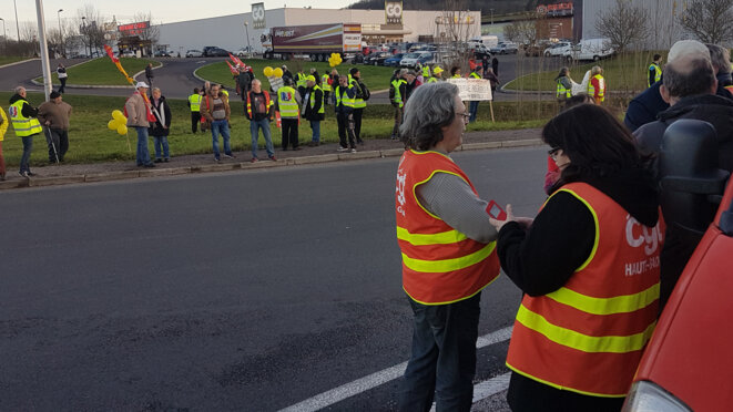 Le 20 décembre à Vesoul, l'intersyndicale avait appelé à un blocage de rond-point et à une petite manifestation. Malgré des relations plutôt très mauvaises ici, les gilets jaunes se sont joints à cette action mais ne se mélangent pas beaucoup avec les syndicalistes. © Guillaume Clerc