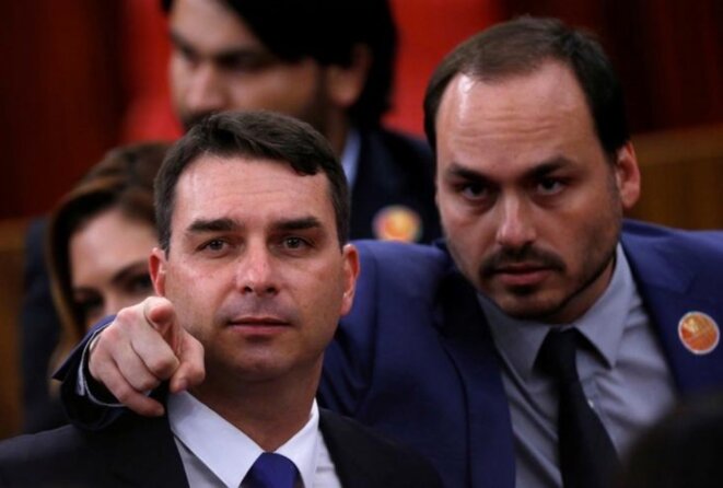 Flávio Bolsonaro (à gauche) et Carlos Bolsonaro, deux des fils du président brésilien, le 10 décembre 2018, à Brasilia. © Adriano Machado / Reuters Flávio Bolsonaro (à gauche) et Carlos Bolsonaro, deux des fils du président brésilien, le 10 décembre 2018, à Brasilia. © Adriano Machado / Reuters
