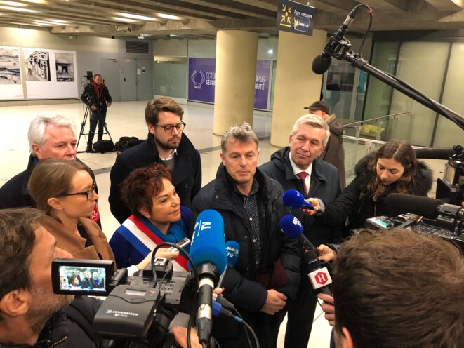A la gare de Lyon, le 27 décembre 2019, de gauche à droite (au premier rang) : Aurore Lalucq (Place publique), Esther Benbassa (EELV) et Fabien Roussel (PCF). © MJ A la gare de Lyon, le 27 décembre 2019, de gauche à droite (au premier rang) : Aurore Lalucq (Place publique), Esther Benbassa (EELV) et Fabien Roussel (PCF). © MJ