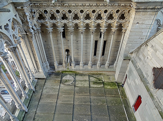 La cour des réservoirs du côté nord, à droite le pignon de la nef avec les portes donnant accès à "la forêt". La cour des réservoirs du côté nord, à droite le pignon de la nef avec les portes donnant accès à "la forêt".