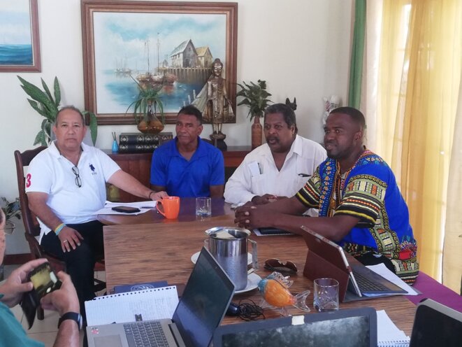 À gauche : M Juan Thisen, Président du Parlement d'Aruba, M James Finies, Président de la Fondation "We Want Bonaire Back !", Dr Bernad Whiteman, ex Premier Ministre de Curaçao, M Charles Woodley, Président de "We Want Statia Back !" . À gauche : M Juan Thisen, Président du Parlement d'Aruba, M James Finies, Président de la Fondation "We Want Bonaire Back !", Dr Bernad Whiteman, ex Premier Ministre de Curaçao, M Charles Woodley, Président de "We Want Statia Back !" .