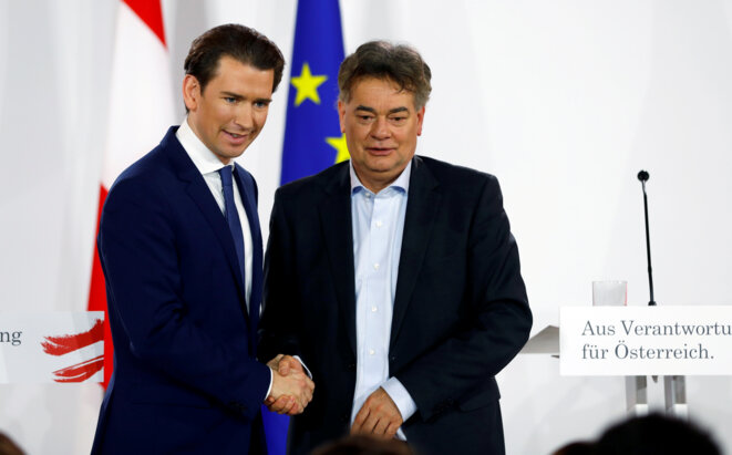 Sebastian Kurz (ÖVP) et Werner Kogler (Verts) lors de la signature de l'accord de coalition, le 1er janvier 2020, à Vienne. © Reuters Sebastian Kurz (ÖVP) et Werner Kogler (Verts) lors de la signature de l'accord de coalition, le 1er janvier 2020, à Vienne. © Reuters
