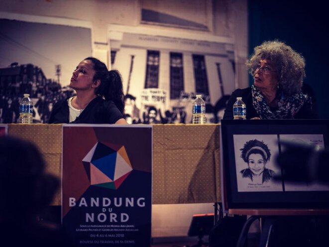 Houria Bouteldja et Angela Davis, assises à la même table, lors du Bandung du Nord, Bourse du travail de Saint Denis, mai 2017 Houria Bouteldja et Angela Davis, assises à la même table, lors du Bandung du Nord, Bourse du travail de Saint Denis, mai 2017