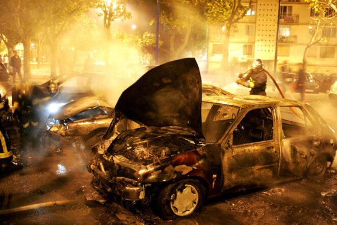 voiture-incendiee-3