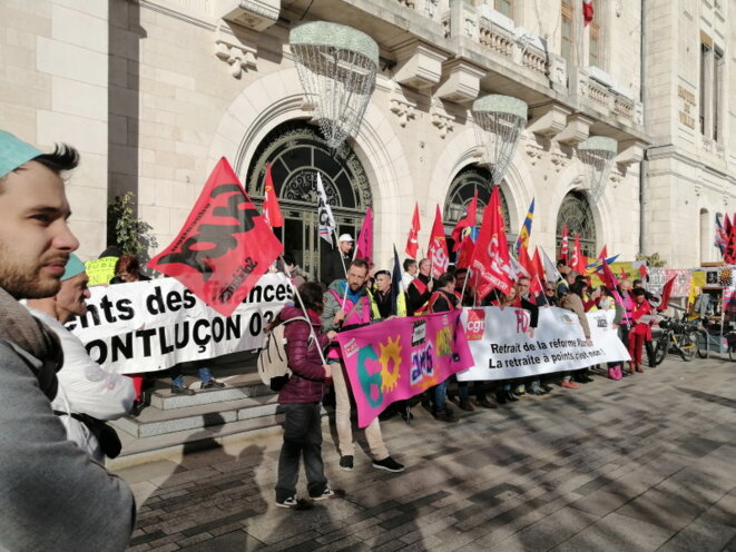 Arrivée du cortège devant la Mairie de Montluçon Arrivée du cortège devant la Mairie de Montluçon