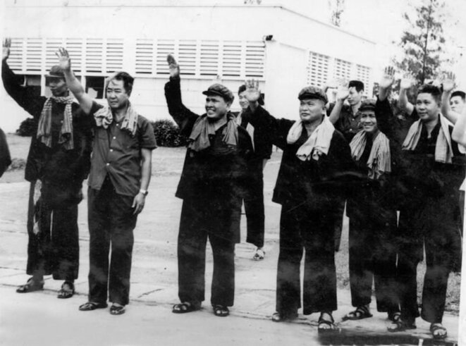 Les dirigeants khmers rouges. Krama à carreaux, vêtements noirs, sourires de rigueur. Au centre, le Frère numéro 1, Pol Pot. Les dirigeants khmers rouges. Krama à carreaux, vêtements noirs, sourires de rigueur. Au centre, le Frère numéro 1, Pol Pot.