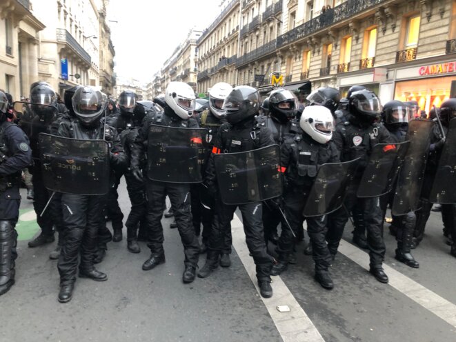Policiers des unités BRAV-M après l'une des charges opérées rue Saint Lazare, jeudi. © Mediapart /KL
