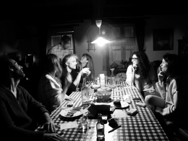 La table de "Nous sommes seuls maintenant" © dr La table de "Nous sommes seuls maintenant" © dr