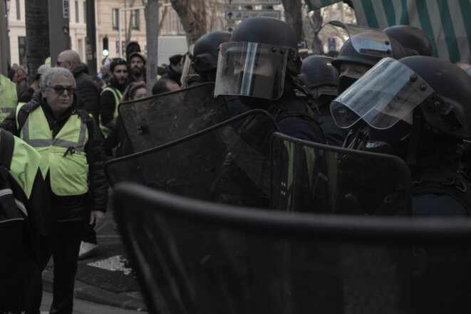 Le cortège des Gilets Jaunes et des syndicats, encadré par les forces de l’ordre. © Justin Carrette Le cortège des Gilets Jaunes et des syndicats, encadré par les forces de l’ordre. © Justin Carrette