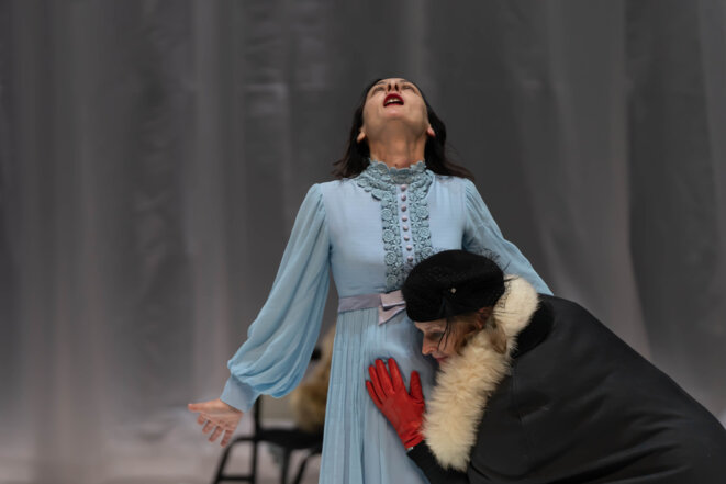 Scène de "Una ciostilla sobre la mesa: Padre" © Tuong-Vi Nguyen Scène de "Una ciostilla sobre la mesa: Padre" © Tuong-Vi Nguyen