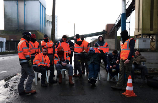 Ils sont une soixantaine à bloquer l’avenue Jacques-Cartier, à Lorient, mercredi 15 et jeudi 16 janvier. © D.E Ils sont une soixantaine à bloquer l’avenue Jacques-Cartier, à Lorient, mercredi 15 et jeudi 16 janvier. © D.E