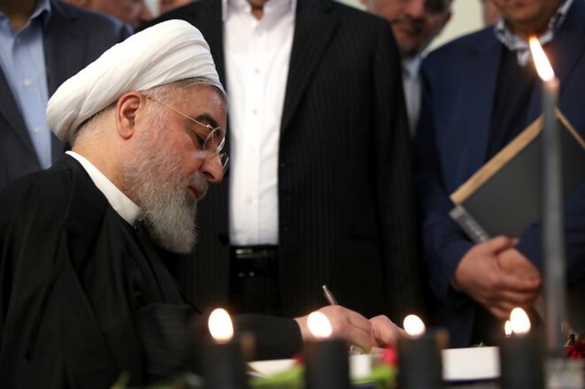 15 janvier 2020. Le président iranien Hassan Rohani signe le livre d'hommage aux 176 victimes du crash de l'avion ukrainien, abattu à Téhéran par un missile iranien. © Iranian Presidency / Handout / ANADOLU AGENCY 15 janvier 2020. Le président iranien Hassan Rohani signe le livre d'hommage aux 176 victimes du crash de l'avion ukrainien, abattu à Téhéran par un missile iranien. © Iranian Presidency / Handout / ANADOLU AGENCY