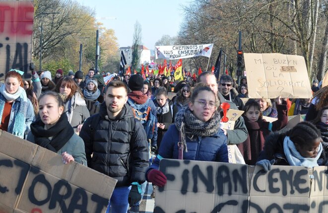 Manifestation pour la défense des retraites (Besançon, 5/12/2019). © «Toufik-de-Planoise»/Wikimedia Commons, lic. CC-BY-SA int. 4.0 Manifestation pour la défense des retraites (Besançon, 5/12/2019). © «Toufik-de-Planoise»/Wikimedia Commons, lic. CC-BY-SA int. 4.0