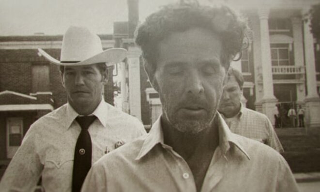 Henry Lee Lucas, suivi par Phil Ryan, Texas Ranger © Netflix Henry Lee Lucas, suivi par Phil Ryan, Texas Ranger © Netflix