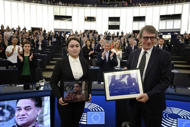 Ilham tient un portrait de son père au Parlement européen le 18 décembre, où elle est vue aux côtés du président du Parlement, David-Maria Sassoli, après avoir reçu un prix des droits de l'homme au nom de son père. Frederick Florin / AFP Ilham tient un portrait de son père au Parlement européen le 18 décembre, où elle est vue aux côtés du président du Parlement, David-Maria Sassoli, après avoir reçu un prix des droits de l'homme au nom de son père. Frederick Florin / AFP