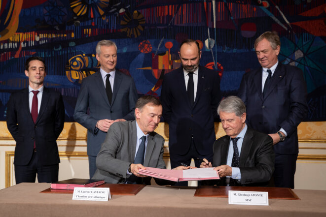 Laurent Castaing ( Chantiers de l'Atlantique) et Pierluigi Aponte (MSC) lors de la signature de la commande de deux paquebots à Matignon, ce 20 janvier. © Thomas Samson/ AFP