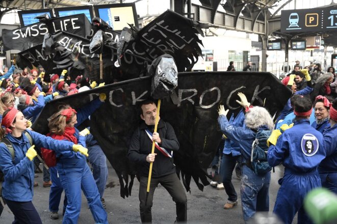 « À cause de Macron » : des militantes féministes parodient un tube des années 1980 pour protester contre la réforme des retraites à Paris, le 24 janvier. © AFP