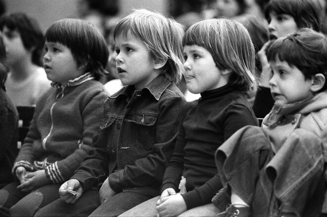 Devant le guignol Montsouris 1976 © Jean-François Gornet Devant le guignol Montsouris 1976 © Jean-François Gornet
