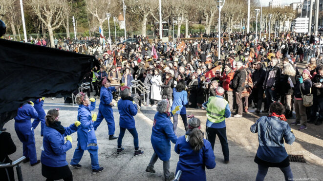 Sur le parvis de la fac de droit face à la foule qui se rassemble © GeorgesAndréPhotos