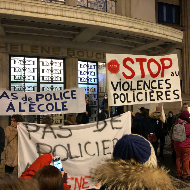 Manifestation de parents devant le lycée Hélène-Boucher contre les violences policières. © MJ Manifestation de parents devant le lycée Hélène-Boucher contre les violences policières. © MJ