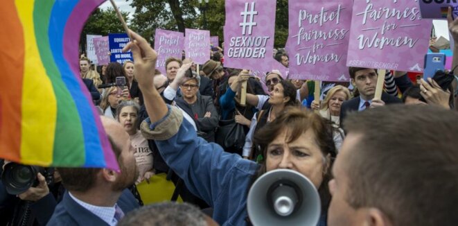 Manifestation devant la Cour suprême des États-Unis au sujet d'un cas opposant féministes radicales et activistes trans, le 8 octobre 2019 © Tasos Katopodis - Getty Images North America - AFP Manifestation devant la Cour suprême des États-Unis au sujet d'un cas opposant féministes radicales et activistes trans, le 8 octobre 2019 © Tasos Katopodis - Getty Images North America - AFP