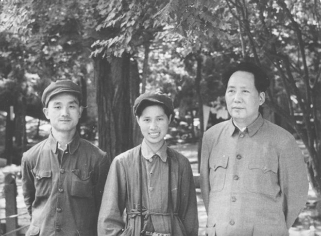 Hou Bo, Xu Xiaobing, Mao Zedong, aux Xiangshan, 1949. © inconnu Hou Bo, Xu Xiaobing, Mao Zedong, aux Xiangshan, 1949. © inconnu