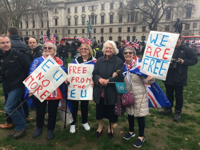 Patricia (première en partant de la droite) et ses amies sur Parliament Square. Patricia (première en partant de la droite) et ses amies sur Parliament Square.