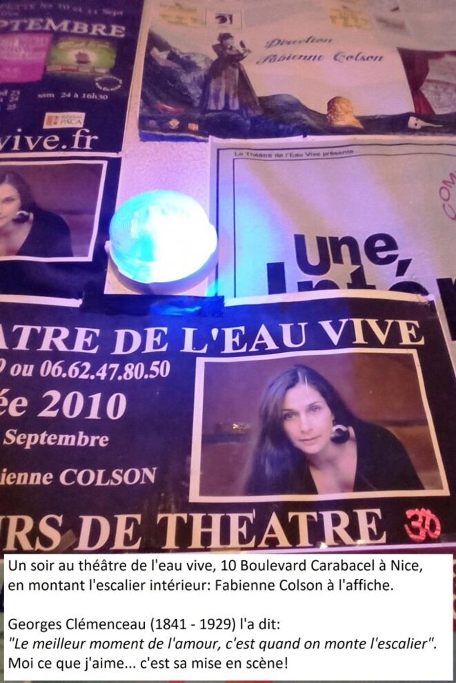 Fabienne COLSON à l'affiche, au gré des marches du Théâtre de l'Eau Vive © Didier CODANI Fabienne COLSON à l'affiche, au gré des marches du Théâtre de l'Eau Vive © Didier CODANI
