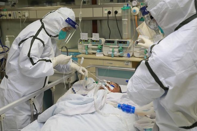Un paciente con neumonía atendido en el hospital de Wuhan, el 27 de enero de 2020. © China Daily vía Reuters