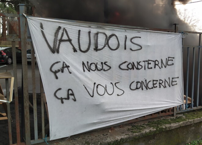 Devant leur usine, les salariés de Kast'Al ont installé un point de présence pour échanger avec les vaudois Devant leur usine, les salariés de Kast'Al ont installé un point de présence pour échanger avec les vaudois