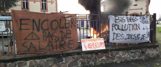 Les deux principales revendications : Les salaires et les conditions de travail Les deux principales revendications : Les salaires et les conditions de travail