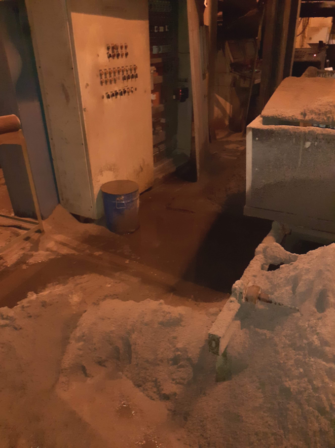 Sur le côté, on distingue l'armoire électrique entourée de déchets Sur le côté, on distingue l'armoire électrique entourée de déchets