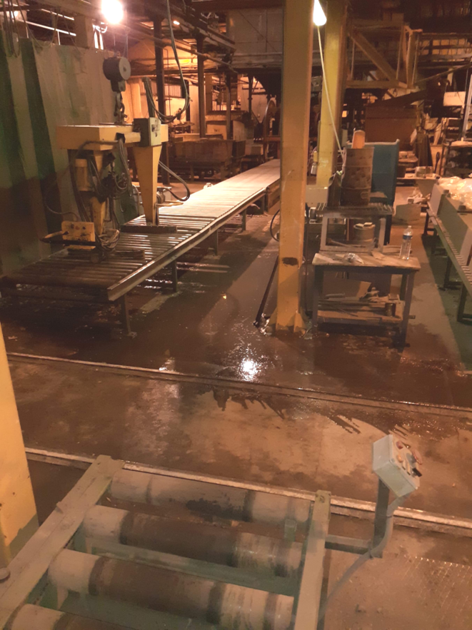 Vue sur l'atelier et les machines Vue sur l'atelier et les machines