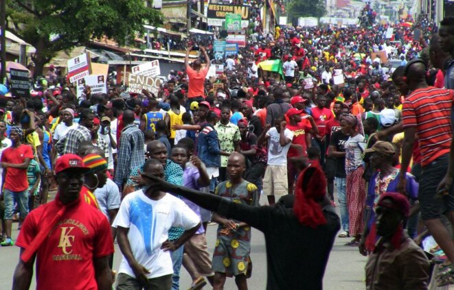 Manifestation le jeudi 24 octobre 2019 à Conakry contre le projet d'Alpha Condé de se présenter pour un troisième mandat. La précédente manifestation du 14 octobre s'était soldée par un bilan de 14 morts Manifestation le jeudi 24 octobre 2019 à Conakry contre le projet d'Alpha Condé de se présenter pour un troisième mandat. La précédente manifestation du 14 octobre s'était soldée par un bilan de 14 morts