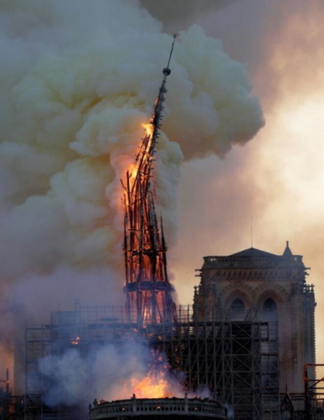 La chute de la flèche de Notre Dame est plus qu'un symbole. La chute de la flèche de Notre Dame est plus qu'un symbole.