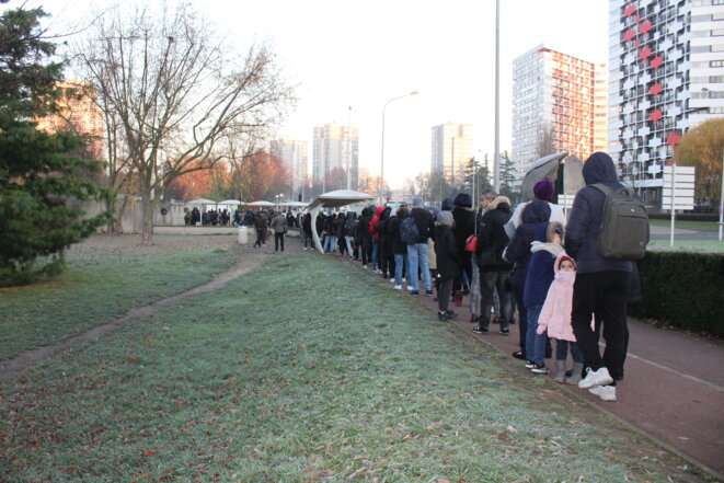 Des usagers étrangers devant la préfecture de Créteil, en décembre 2019. © NB