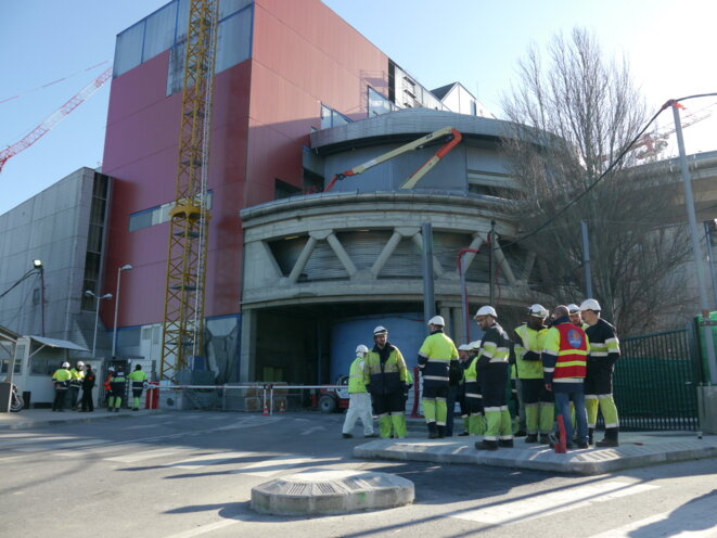 Devant l'usine, les salariés grévistes viennent discuter avec leurs soutiens. KZ