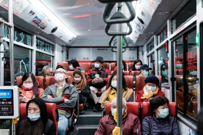 Des passagers d'un bus à Taipei le 4 février 2020. © Jose Lopes Amaral/NurPhoto/AFP Des passagers d'un bus à Taipei le 4 février 2020. © Jose Lopes Amaral/NurPhoto/AFP